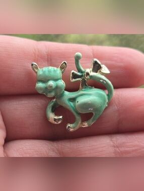 Vintage Green Enamel Cat Brooch Silver-Tone w/ Bow